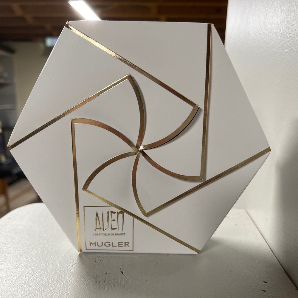 Alien Gift Set
Body Lotion 1.7 oz
Shower Milk 1.7 oz
Body Cream 0.5 oz
